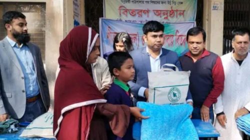 জগন্নাথপুরে "স্বপ্নজয়ী পাঠশালা"কে উঁচু -নিচু বেঞ্চ সরবরাহ