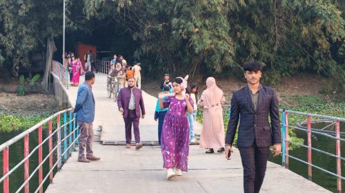 মনিরামপুরের রাজগঞ্জে ভাসমান সেতু দেখতে উপচে পড়া ভিড়