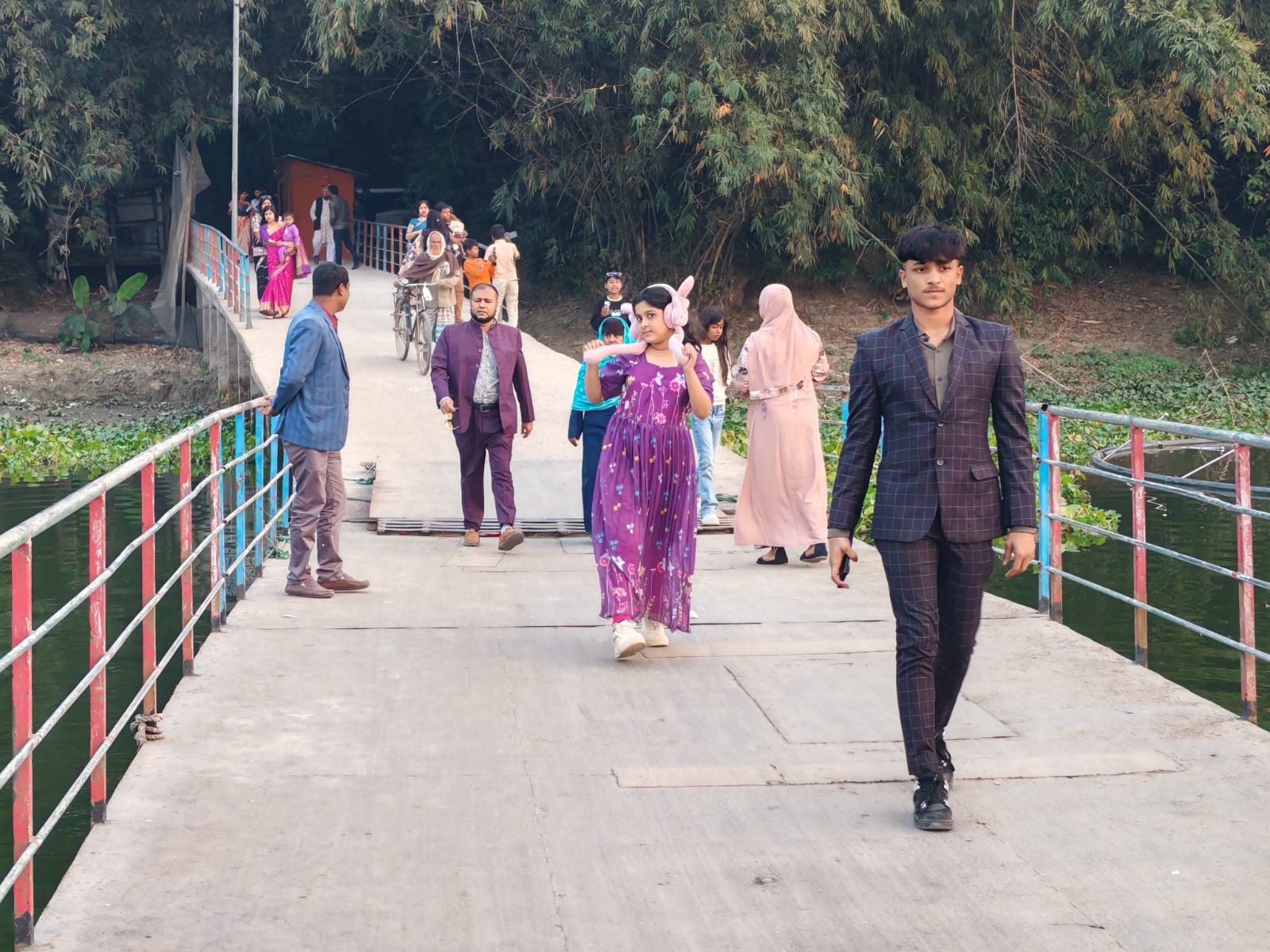 মনিরামপুরের রাজগঞ্জে ভাসমান সেতু দেখতে উপচে পড়া ভিড়