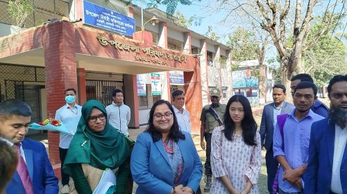 কুড়েঁ ঘর থেকে বিশ্বজয়ী,খই খই মারমা পাশে জেলা প্রশাসক নাজমা আশরাফী