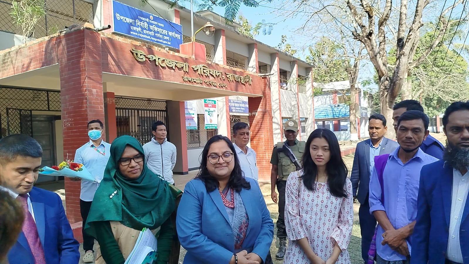 কুড়েঁ ঘর থেকে বিশ্বজয়ী,খই খই মারমা পাশে জেলা প্রশাসক নাজমা আশরাফী