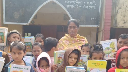 রাজস্থলীতে নতুন বই হাতে পেয়ে উচ্ছ্বসিত স্কুলের শিক্ষার্থীরা