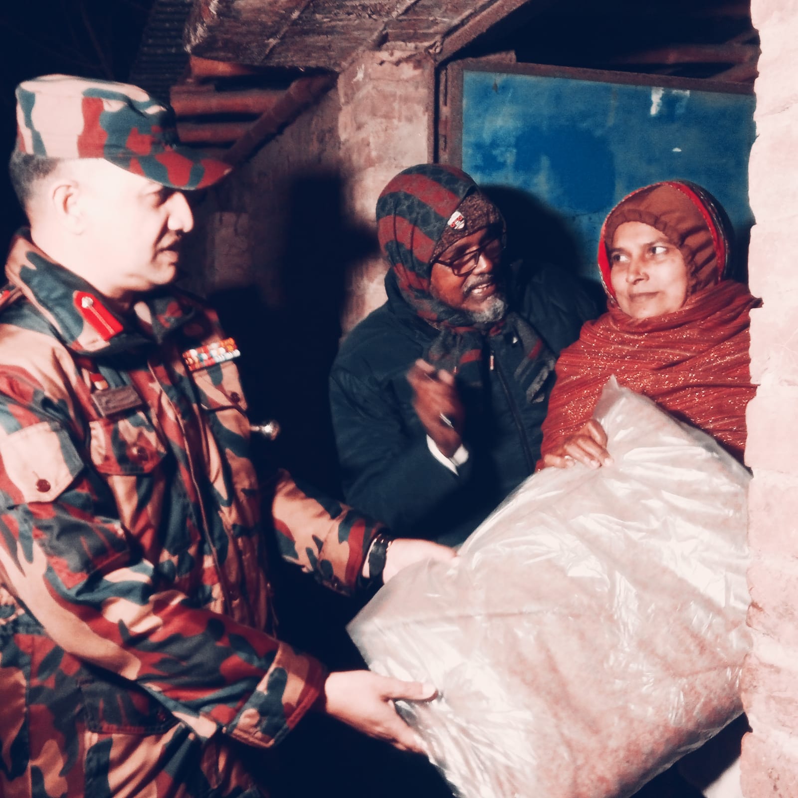 রাতের আঁধারেও মহানন্দা ব্যাটালিয়ন (৫৯ বিজিবি) অধিনায়কের শীতবস্ত্র বিতরণ