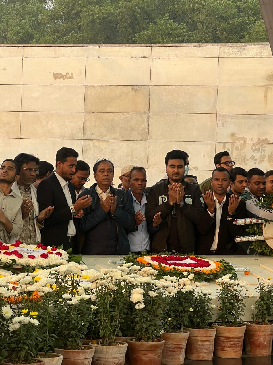 খালেদা জিয়ার সমাধিতে মোহাম্মদপুর প্রেসক্লাবের শ্রদ্ধা