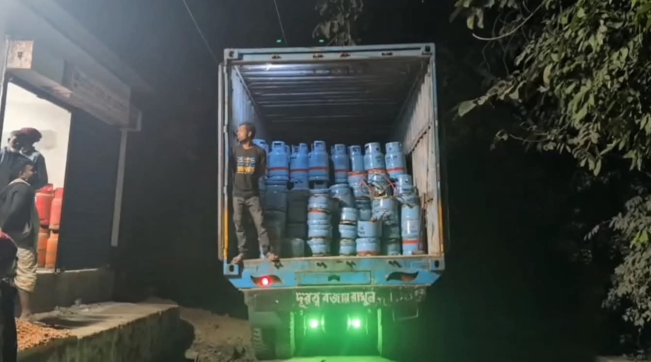 মাদারীপুর শিবচরে লুন্ঠিত ৪৬২ বোতল গ্যাস সিলিন্ডার উদ্ধার