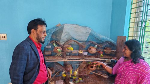 লাভ বার্ড পালন করে আয় করছেন ডুমুরিয়া উপজেলা উপ-সহকারী কৃষি কর্মকর্তা করুণা বিশ্বাস