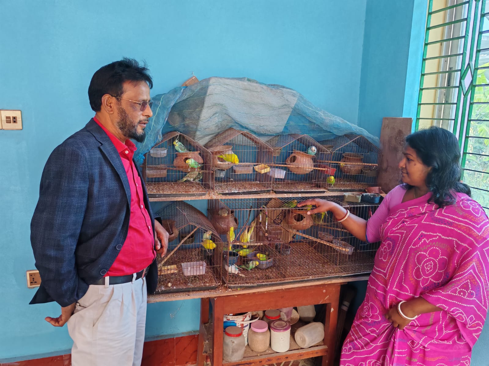 লাভ বার্ড পালন করে আয় করছেন ডুমুরিয়া উপজেলা উপ-সহকারী কৃষি কর্মকর্তা করুণা বিশ্বাস