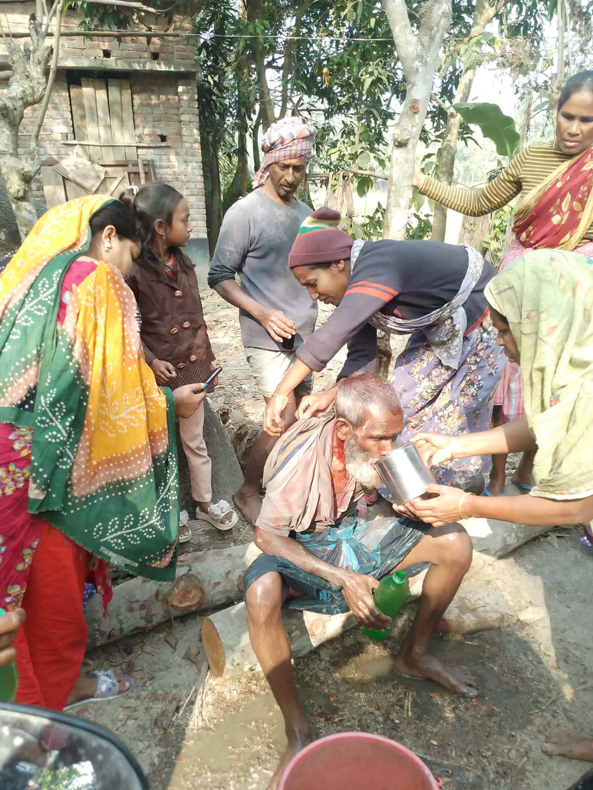 ডুমুরিয়ায় জমি নিয়ে বিরোধে রাম দায়ের কোপে আহত ৩