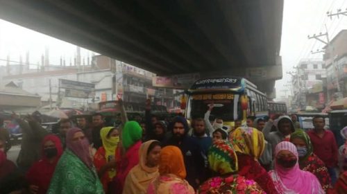 সখিপুরে মাহমুদ ডেনিম ফ্যাক্টরি হঠাৎ বন্ধ ঘোষণা, বেতন না পেয়ে সড়ক অবরোধে শ্রমিক বিক্ষোভ