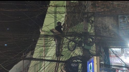 নিরাপত্তা সরঞ্জাম ছাড়াই খুঁটিতে লাইনম্যান: বড় দুর্ঘটনার শঙ্কা