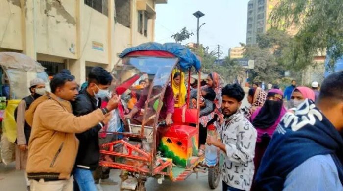 গাজীপুর টঙ্গীতে হঠাৎ খিঁচুনি উঠে অসুস্থ অর্ধশতাধিক শ্রমিক