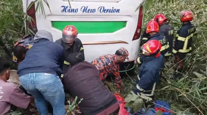 মাদারীপুর সড়ক দুর্ঘটনায় মৃত্যুর সংখ্যা বেড়ে ৬, ৫জনই নারী