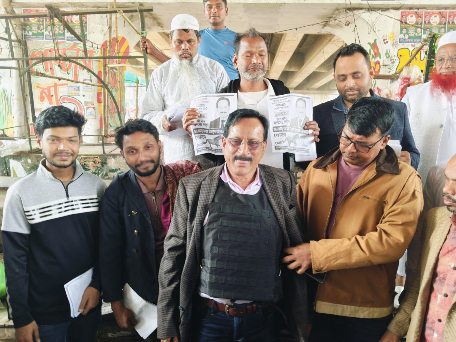 বুলেটপ্রুফ জ্যাকেট পরে নির্বাচনী প্রচারণা শুরু করলেন স্বতন্ত্র প্রার্থী
