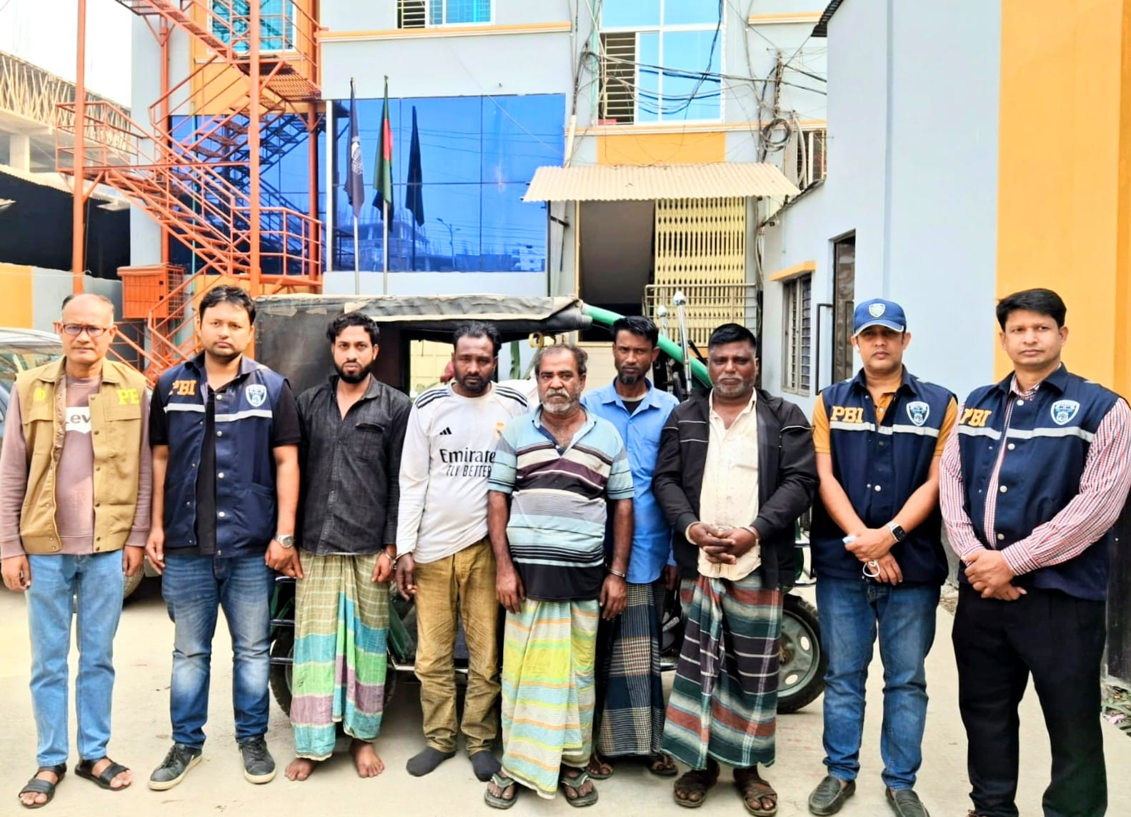মাত্র ৪ দিনের মধ্যে অটোরিকশা ছিনিতাই ও চালক হত্যার মূল আসামী সহ ক্রেতা চক্র গ্রেফতার