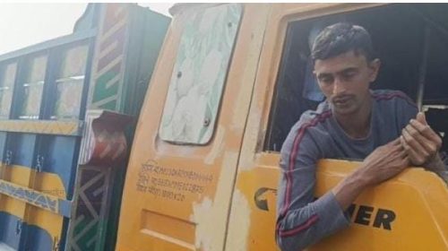 দুমকি উপজেলায়, ট্রাকের ধাক্কায় খড়বাহী টমটম উল্টে চালক আহত, ট্রাক আটক।