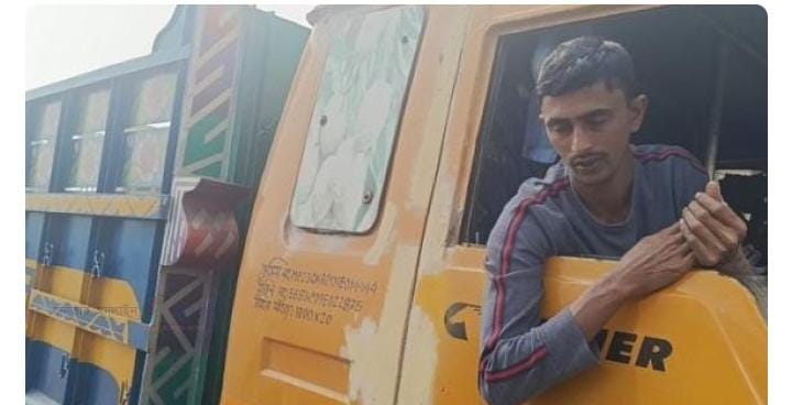 দুমকি উপজেলায়, ট্রাকের ধাক্কায় খড়বাহী টমটম উল্টে চালক আহত, ট্রাক আটক।