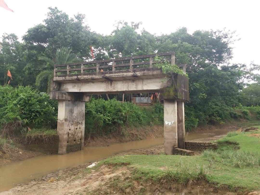 ১০ বছর ধরে অকার্যকর সংযোগ সেতু, দুর্ভোগে হরষপুর–কাশিমনগরের মানুষ