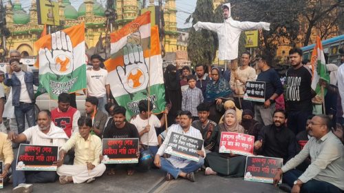 গুদামে আগুন লেগে ১৯ জনের মৃত্যুর প্রতিবাদে, বিক্ষোভ ও দমকল মন্ত্রী সুজিত বোসের কুশপুতুল দাহ