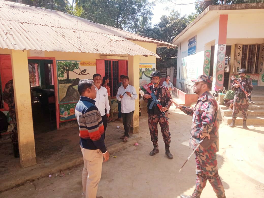 রাজস্থলী উপজেলার ভোট কেন্দ্র পরিদর্শন করেছেন ৪১বিজিবি