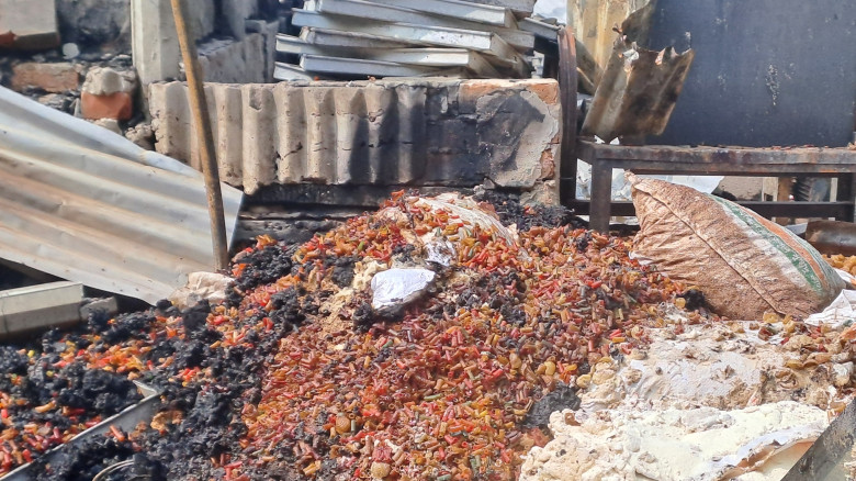 ভোররাতে লাগা আগুনে বেকারি পুড়ে ছাই, অভিযোগে আটক ১