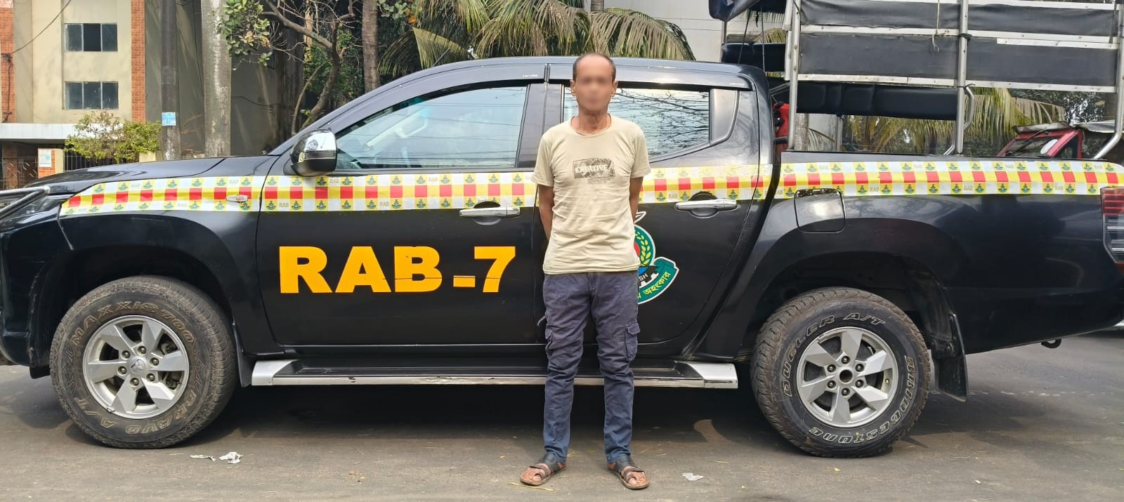 র‌্যাব-৩ ও র‌্যাব-৭ এর যৌথ অভিযানে অস্ত্র মামলার ১০ বছরের সাজাপ্রাপ্ত পলাতক আসামি গ্রেফতার