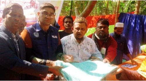 খুলনার পাইকগাছায়  বাংলাদেশ ভূমিহীন ও গৃহীন হাউজিং লি: এর উদ্যোগে গরীব ও দুঃস্থ মানুষের মাঝে খাদ্যসামগ্রী ও শীতবস্ত্র বিতরণ 