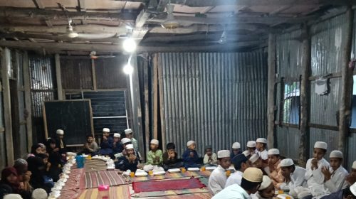 জমে উঠেছে নিউমার্কেটে একদিকে ঈদের কেনাকাটা- অন্যদিকে দাওয়াত ইফতার পার্টি