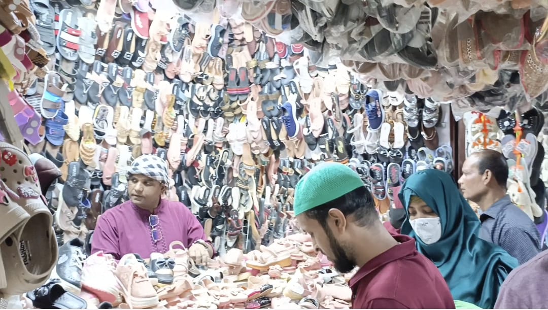 গাজীপুরে পছন্দের জুতা কিনতে ভিড় বাড়ছে তাজ সুজতে