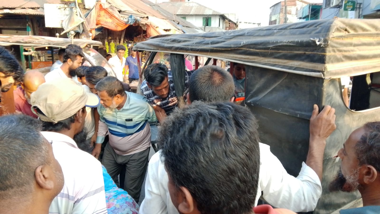 মোংলায় মোটরসাইকেল বাঁচাতে গিয়ে ইজিবাইক উল্টে দুর্ঘটনা, নারীসহ আহত ৩ শ্রমিক