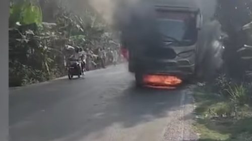 যশোর-নড়াইল মহাসড়কের ফতেপুর এলাকায় চলন্ত বাসে আগুন