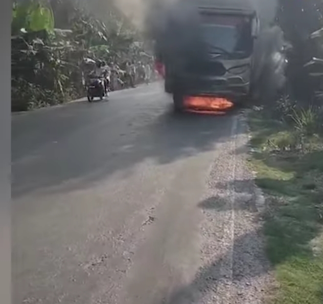 যশোর-নড়াইল মহাসড়কের ফতেপুর এলাকায় চলন্ত বাসে আগুন