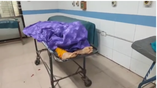 রামপাল উপজেলার বাবুরবাড়ি (বেলাই) ব্রিজ এলাকায় এক ভয়াবহ সড়ক দুর্ঘটনায় মোংলা পোর্ট পৌর সভার ৮নং ওয়ার্ড বিএনপির সভাপতি আব্দুল রাজ্জাক ও তার পরিবারের ১২ জন সদস্যসহ মোট ১৩ জন নিহত হয়েছেন। বৃহস্পতিবার (১২ মার্চ) দুপুরে বরযাত্রীবাহী একটি মাইক্রোবাসের সাথে নৌবাহিনীর একটি গাড়ির মুখোমুখি সংঘর্ষে এই মর্মান্তিক ঘটনা ঘটে। ​নিহত বিএনপি নেতা ও তার পরিবারের সদস্যরা একটি মাইক্রোবাসযোগে বরযাত্রী হিসেবে যাচ্ছিলেন। দুপুর ১২টার দিকে মাইক্রোবাসটি রামপাল উপজেলার বাবুরবাড়ি ব্রিজ এলাকায় পৌঁছালে বিপরীত দিক থেকে আসা নৌবাহিনীর একটি গাড়ির সঙ্গে সেটির মুখোমুখি সংঘর্ষ হয়। সংঘর্ষের তীব্রতায় মাইক্রোবাসটি দুমড়ে-মুচড়ে রাস্তার পাশে ছিটকে পড়ে। ​দুর্ঘটনায় মাইক্রোবাসে থাকা ৮নং ওয়ার্ড বিএনপির সভাপতি, তার পরিবারের ১২ জন সদস্য এবং চালকসহ মোট ১৩ জন প্রাণ হারান। স্থানীয়দের সহযোগিতায় পুলিশ ও ফায়ার সার্ভিস ঘটনাস্থল থেকে মরদেহগুলো উদ্ধার করে। এই ঘটনায় আহত আরও কয়েকজনকে আশঙ্কাজনক অবস্থায় নিকটস্থ হাসপাতালে ভর্তি করা হয়েছে। ​ ​একজন রাজনৈতিক নেতা এবং তার পুরো পরিবারের এমন করুণ মৃত্যুতে মোংলা পোর্ট ও পৌর এলাকায় গভীর শোকের ছায়া নেমে এসেছে। খবর ছড়িয়ে পড়ার পর স্থানীয় বাসিন্দারা এবং বিএনপি ও এর অঙ্গসংগঠনের নেতা-কর্মীরা হাসপাতালে ও নিহতের বাড়িতে ভিড় করছেন। পুরো এলাকায় এখন কেবলই কান্নার রোল। ​স্থানীয় এক বাসিন্দা জানান, "আমরা ভাবতেও পারছি না যে একটি দুর্ঘটনা একটি সাজানো গোছানো পরিবারকে এভাবে নিমিষেই শেষ করে দেবে। পুরো এলাকা আজ স্তব্ধ হয়ে গেছে।" ​রামপাল থানা পুলিশ জানিয়েছে, দুর্ঘটনার পর মহাসড়কে যান চলাচল ব্যাহত হলেও বর্তমানে পরিস্থিতি নিয়ন্ত্রণে রয়েছে। নিহতদের পরিচয় ও বিস্তারিত তথ্য সংগ্রহের কাজ চলছে। দুর্ঘটনার কারণ খতিয়ে দেখে আইনানুগ ব্যবস্থা গ্রহণ করা হবে বলে প্রশাসনের পক্ষ থেকে জানানো হয়েছে।