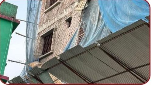 দুমকি উপজেলায়, নির্মাণাধীন ভবন থেকে পড়ে দুই শ্রমিক আহত