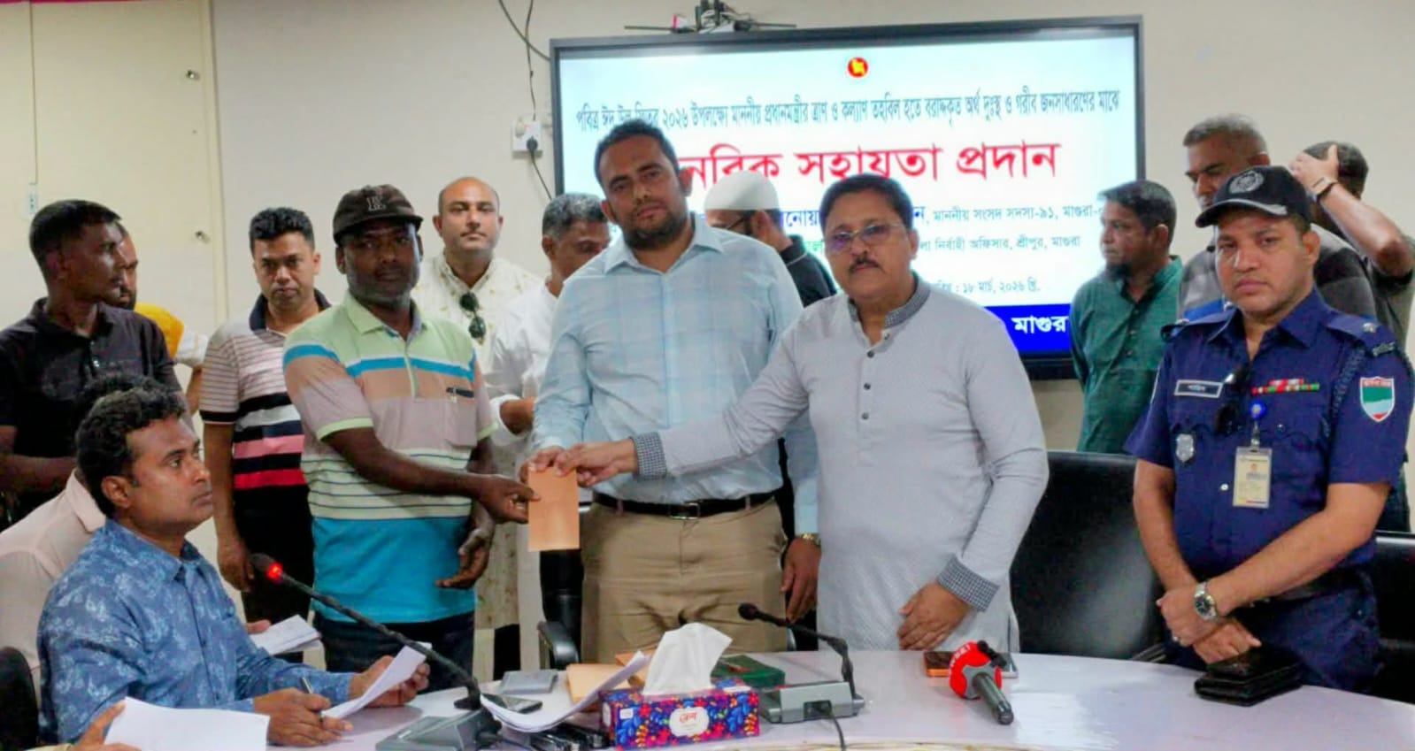 শ্রীপুরে প্রধানমন্ত্রীর ত্রাণ ও কল্যাণ তহবিলের মানবিক সহায়তা প্রদান