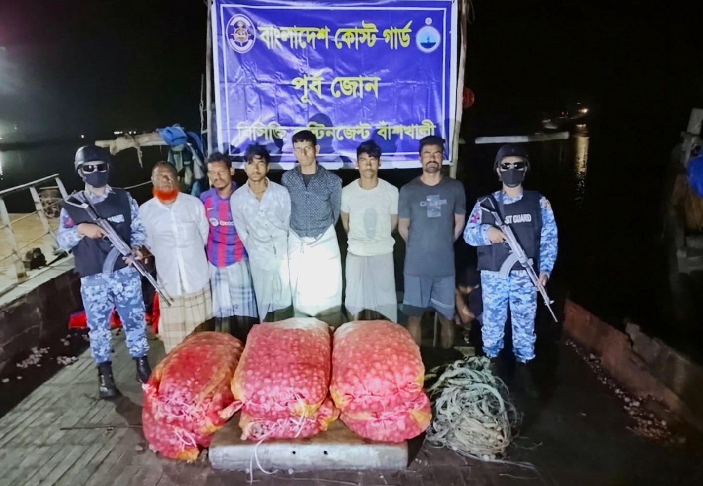 অবৈধ আর্টিসানাল ট্রলিং বোট