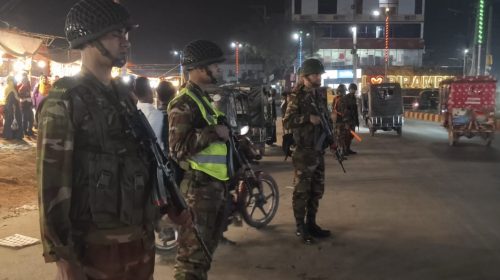 ঈদযাত্রা নিরাপদ ও শান্তিপূর্ণ পরিবেশ নিশ্চিতে বিরামপুরে সেনাবাহিনীর টহল