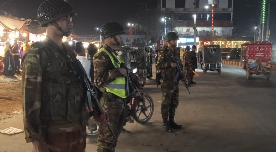 ঈদযাত্রা নিরাপদ ও শান্তিপূর্ণ পরিবেশ নিশ্চিতে বিরামপুরে সেনাবাহিনীর টহল