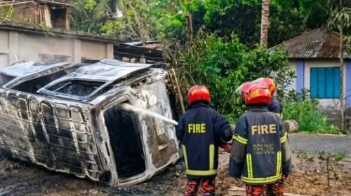 যশোরের মণিরামপুর উপজেলায় যাত্রী নামার সঙ্গে সঙ্গে মাইক্রোবাসে আগুন