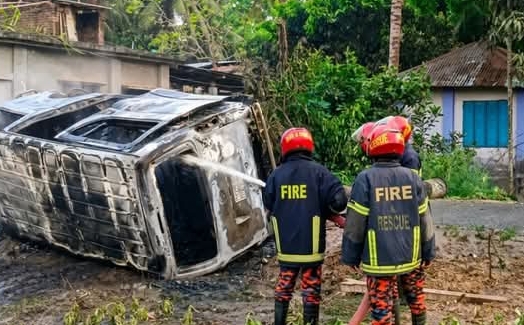 যশোরের মণিরামপুর উপজেলায় যাত্রী নামার সঙ্গে সঙ্গে মাইক্রোবাসে আগুন