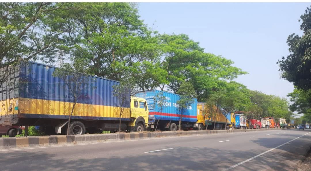 ঢাকা-চট্টগ্রাম মহাসড়কে যানজট; ভোগান্তিতে যাত্রীরা