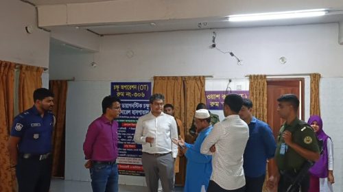 গাজীপুরের শ্রীপুরের মাওনা চৌরাস্তায় অনুমোদন বিহীন হাসপাতালে অভিযান চালিয়েছেন ভ্রাম্যমাণ আদালত। এসময় ১টি হাসপাতালকে ৫ হাজার টাকা জরিমানা ও একটি হাসপাতাল সিলগালা ও বিদ্যুৎ সংযোগ বিচ্ছিন্ন করার নির্দেশনা দেওয়া হয়েছে। সোমবার ( ৩০ মার্চ) বিকালে গাজীপুরের শ্রীপুর পৌর এলাকার মাওনা চৌরাস্তায় ভ্রাম্যমাণ আদালত পরিচালনা করেন উপজেলা নির্বাহী কর্মকর্তা (ইউএনও) ব্যারিস্টার সজীব আহমেদ ও উপজেলা স্বাস্থ্য ও পরিবার পরিকল্পনা কর্মকর্তা ডাঃ মোঃ শফিকুল ইসলাম। অভিযানে ‘জহির ডায়াগনস্টিক চক্ষু এন্ড জেনারেল হাসপাতাল’-এ প্রতিষ্ঠানটির অগ্নিনির্বাপণ ব্যবস্থার জন্য প্রয়োজনীয় ফায়ার সার্ভিসের কোনো অনুমোদন নেই। এছাড়া হাসপাতালের বিভিন্ন ডায়াগনস্টিক যন্ত্রপাতিতে গুরুতর কারিগরি ও যান্ত্রিক ত্রুটি পরিলক্ষিত হয়। এসব অভিযোগে হাসপাতাল কর্তৃপক্ষকে ৫ হাজার টাকা জরিমানা করা হয় এবং দ্রুততম সময়ের মধ্যে সব ত্রুটি সংশোধনের কড়া নির্দেশ প্রদান করা হয়। ‎ পরে ‎ মাওনা সেন্ট্রাল ডায়াগনস্টিক অ্যান্ড ট্রমা সেন্টার’-এ প্রবেশ করলে এক নাটকীয় পরিস্থিতির সৃষ্টি হয়। প্রশাসনের উপস্থিতি টের পেয়ে হাসপাতালের চিকিৎসক ও কর্মকর্তা-কর্মচারীরা সব ফেলে পালিয়ে যান। ভ্রাম্যমাণ আদালত সেখানে গিয়ে লাইট-ফ্যান বন্ধ অবস্থায় কেবল একজন পরিচ্ছন্নতাকর্মীকে (কাজের বুয়া) দেখতে পান। এ অবস্থায় হাসপাতাল থেকে একটি ল্যাপটপ ও একটি মোবাইল ফোন জব্দ করে প্রতিষ্ঠানটি সিলগালা করে দেয় ভ্রাম্যমাণ আদালত। ‎ ‎ অভিযান শেষে শ্রীপুর উপজেলা স্বাস্থ্য ও পরিবার পরিকল্পনা কর্মকর্তা ডাঃ মোঃ শফিকুল ইসলাম বলেন, বেসরকারি স্বাস্থ্যসেবা প্রতিষ্ঠানগুলোকে অবশ্যই সরকারি নীতিমালা মেনে চলতে হবে। জহির ডায়াগনস্টিক হাসপাতালে অগ্নিনির্বাপণ ব্যবস্থার ঘাটতি ও যন্ত্রপাতির ত্রুটি রোগীদের জন্য ঝুঁকিপূর্ণ। ‎ ‎অন্যদিকে, মাওনা সেন্ট্রাল ডায়াগনস্টিক কর্তৃপক্ষের পালিয়ে যাওয়া প্রমাণ করে তারা নিয়মনীতির তোয়াক্কা করছিল না। জনস্বার্থে এ ধরণের অনিয়মের বিরুদ্ধে আমাদের জিরো টলারেন্স নীতি বজায় থাকবে এবং নিয়মিত তদারকি অব্যাহত থাকবে। ‎‎