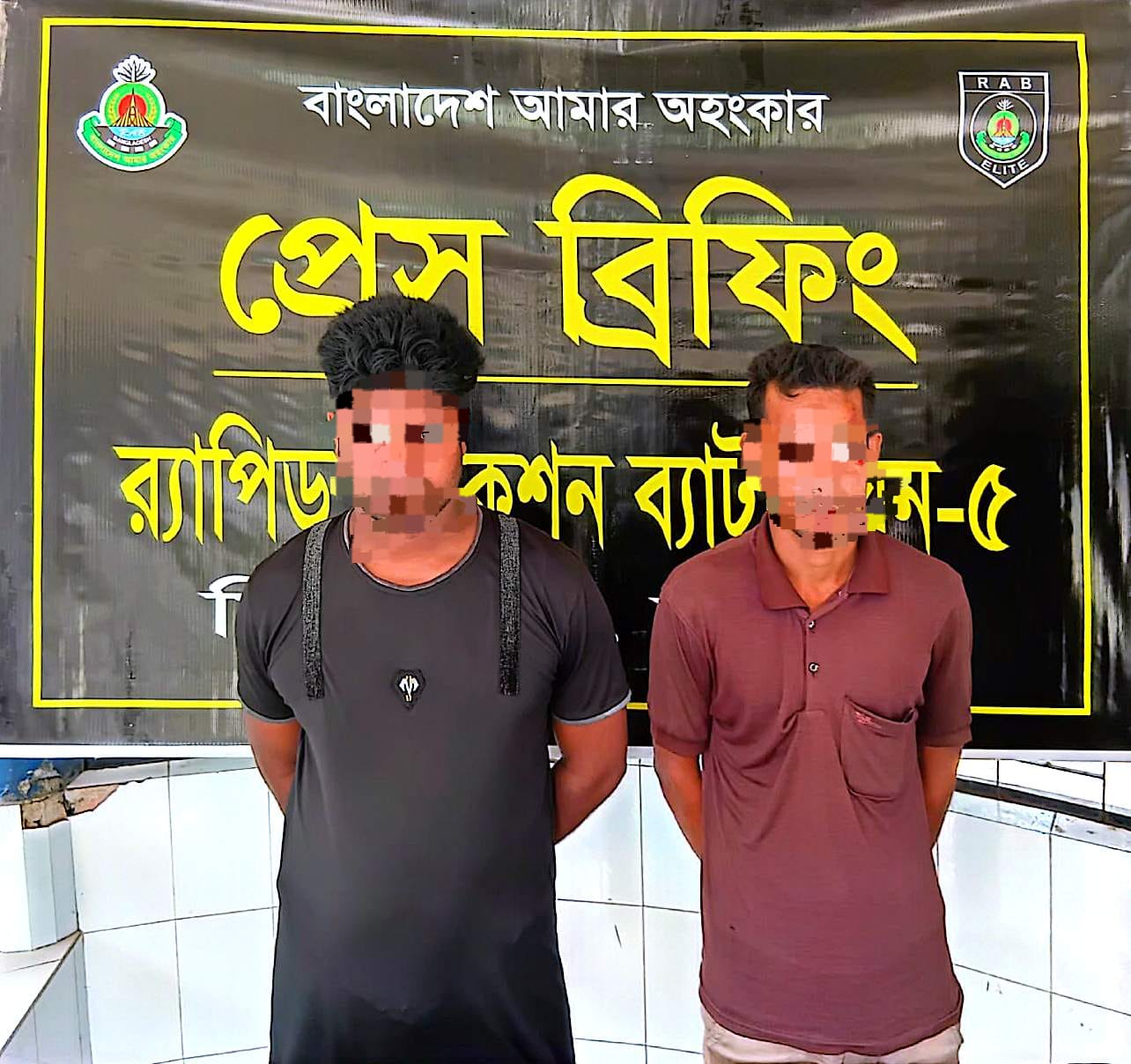 চাঁপাইনবাবগঞ্জের গোমস্তাপুরে র‍্যাবের অভিযানে ২ জন আটক