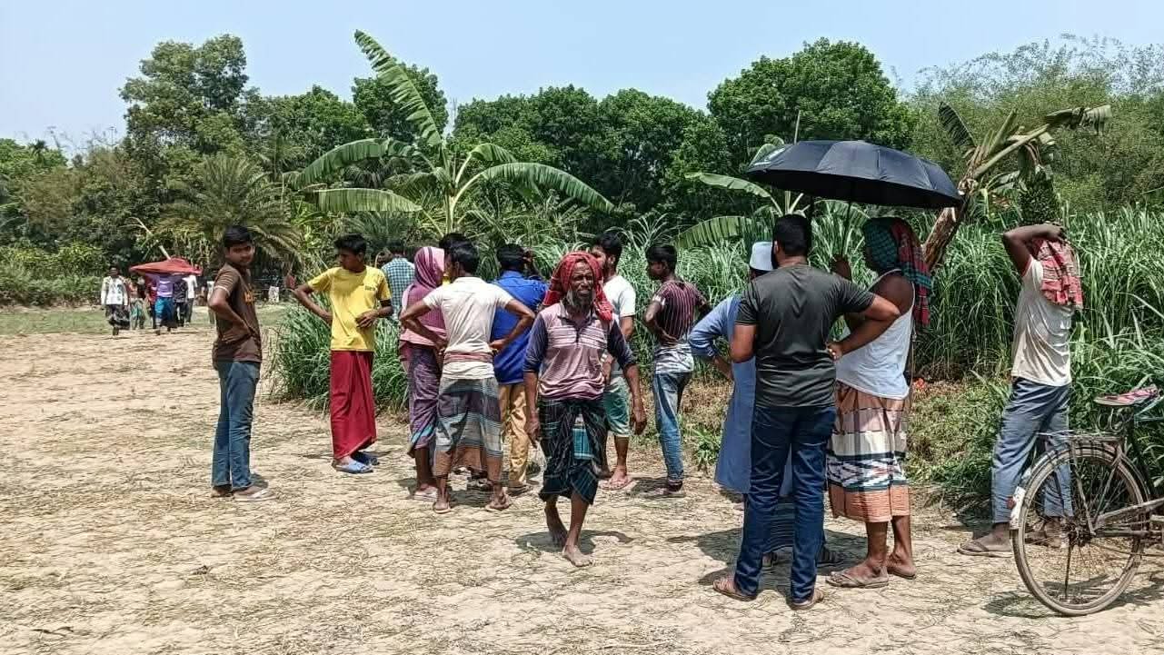 শ্রীপুরে ঘাস ক্ষেত থেকে এক নারীর বিবস্ত্র লাশ উদ্ধার