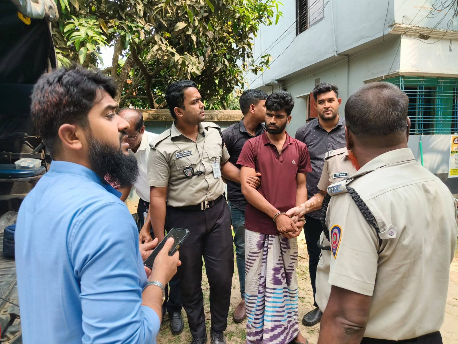 নওগাঁ জেলার পোরশায় নেশাগ্রস্থ ছেলেকে ভ্রাম্যমাণ আদালতে তুলে দিলেন বাবা