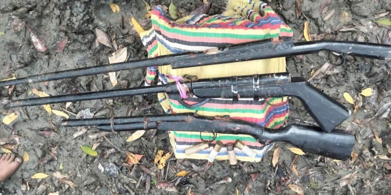 সাতক্ষীরা সুন্দরবন থেকে ৩টি বন্দুক ও ৪টি কার্তুজ উদ্ধার