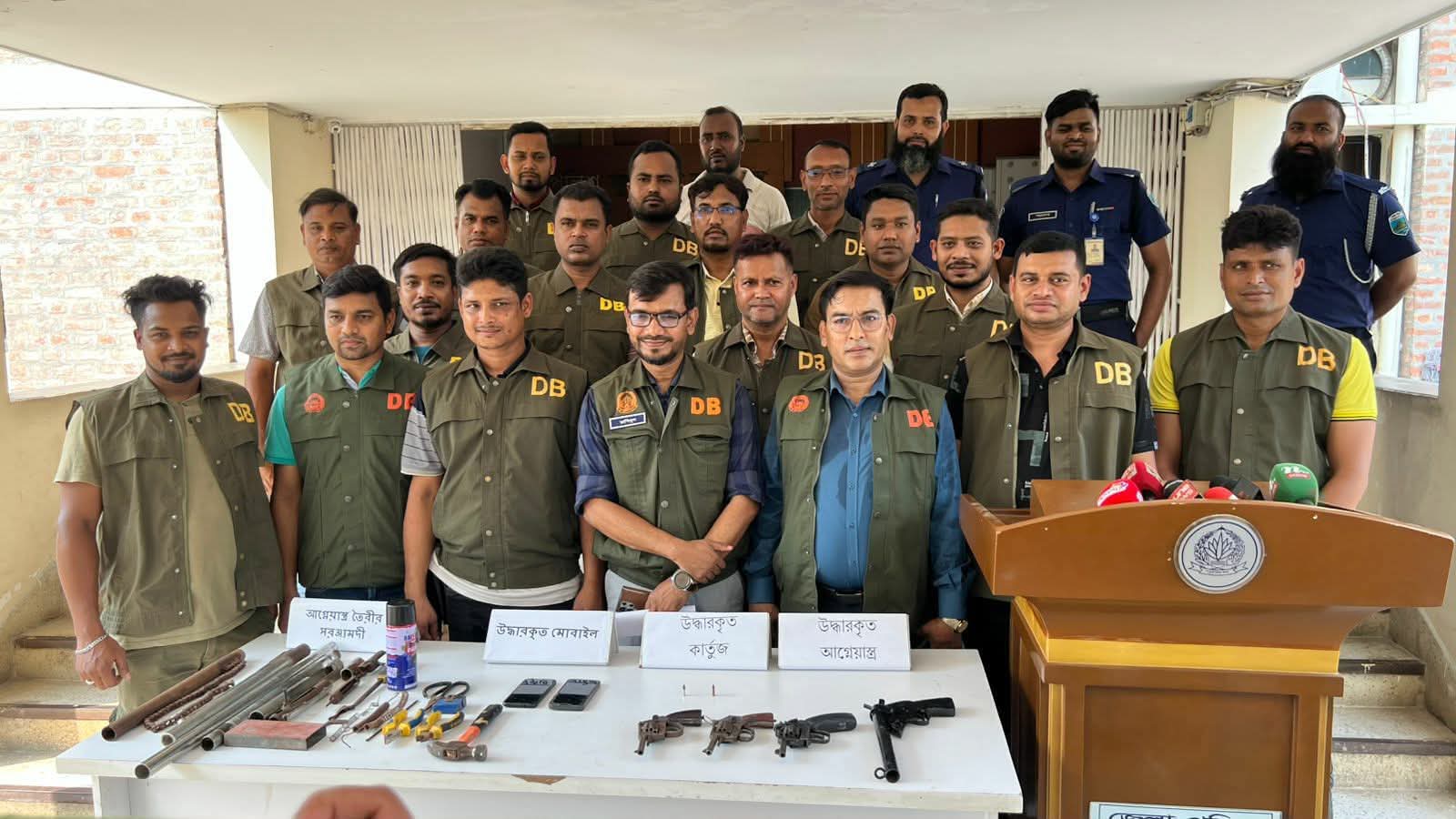 পাবনায় আগ্নেয়াস্ত্র ও গুলিসহ আটক- ১