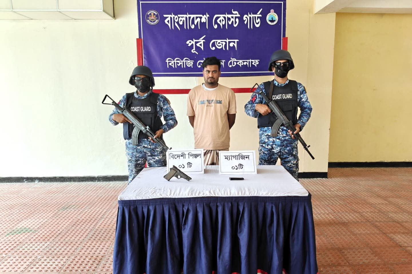 টেকনাফে বিদেশি পিস্তলসহ কুখ্যাত মানবপাচারকারী আটক: কোস্ট গার্ডের অভিযান