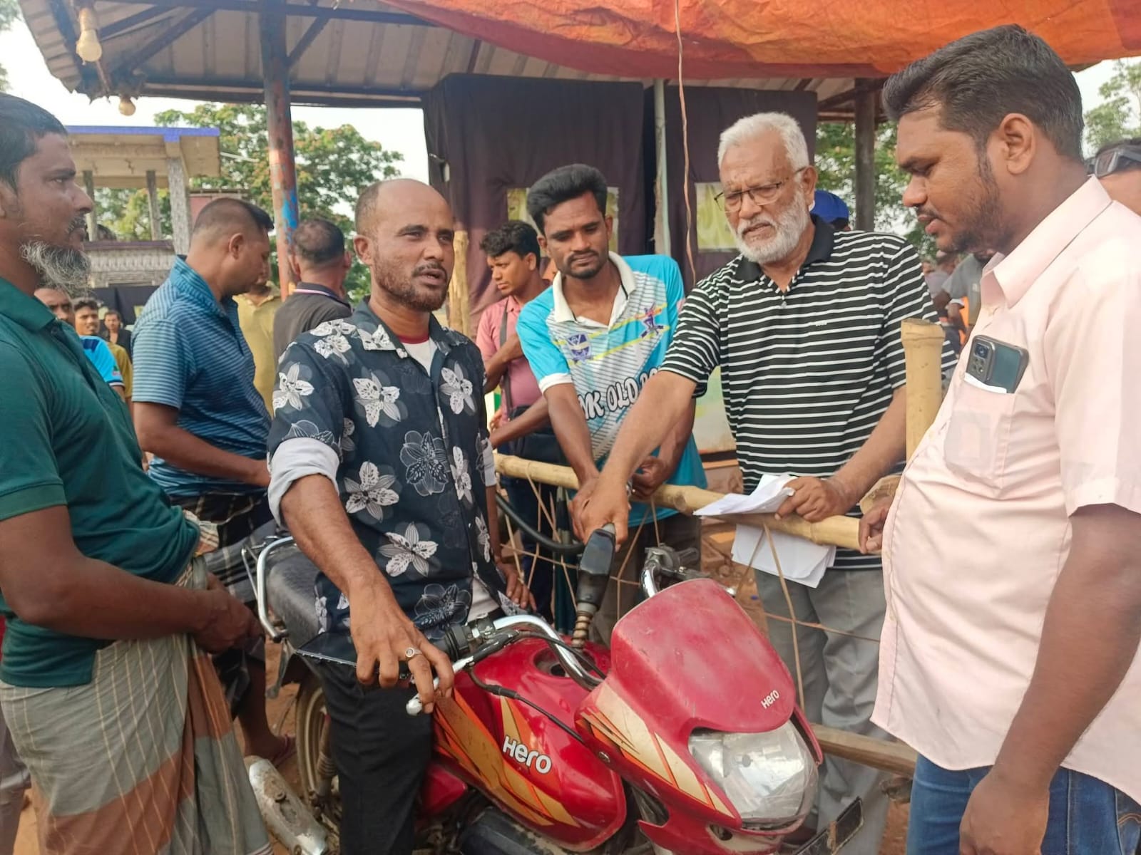 জ্বালানি তেল বন্টনে প্রশংসায় ভাসছেন,গাবুরা চেয়ারম্যান মাছুদুল আলম