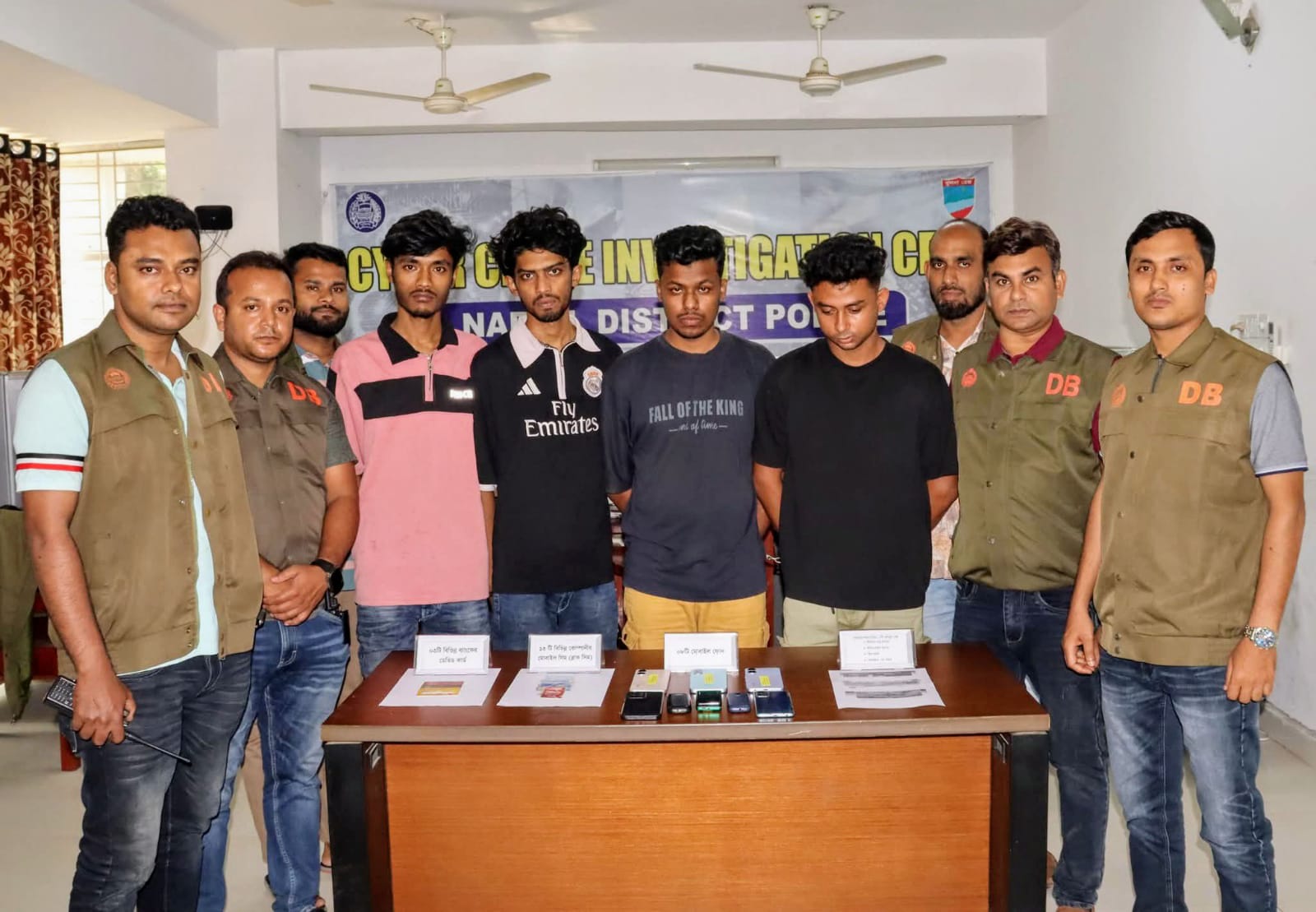 ফেসবুকে ভুয়া ইলিশ বিক্রির ফাঁদ: নড়াইলে প্রতারক চক্রের ৪ সদস্য গ্রেফতার