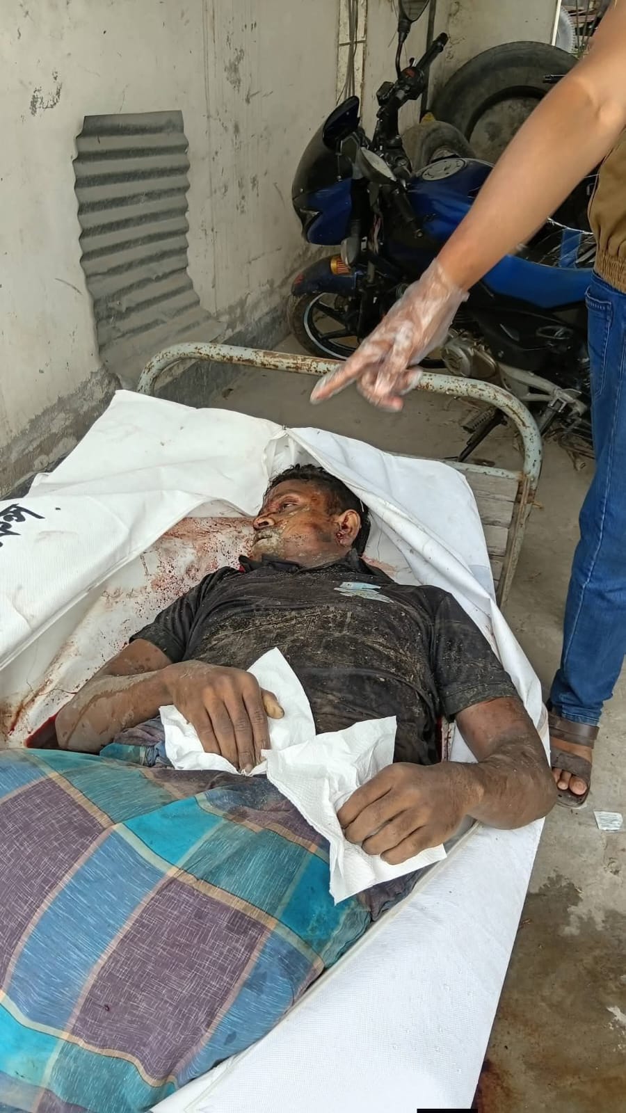 গোবিন্দগঞ্জে ট্রাকচাপায় অজ্ঞাত যুবক নিহত